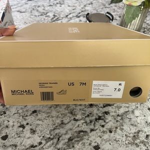 Michael kors women sneakers in great condition!!!